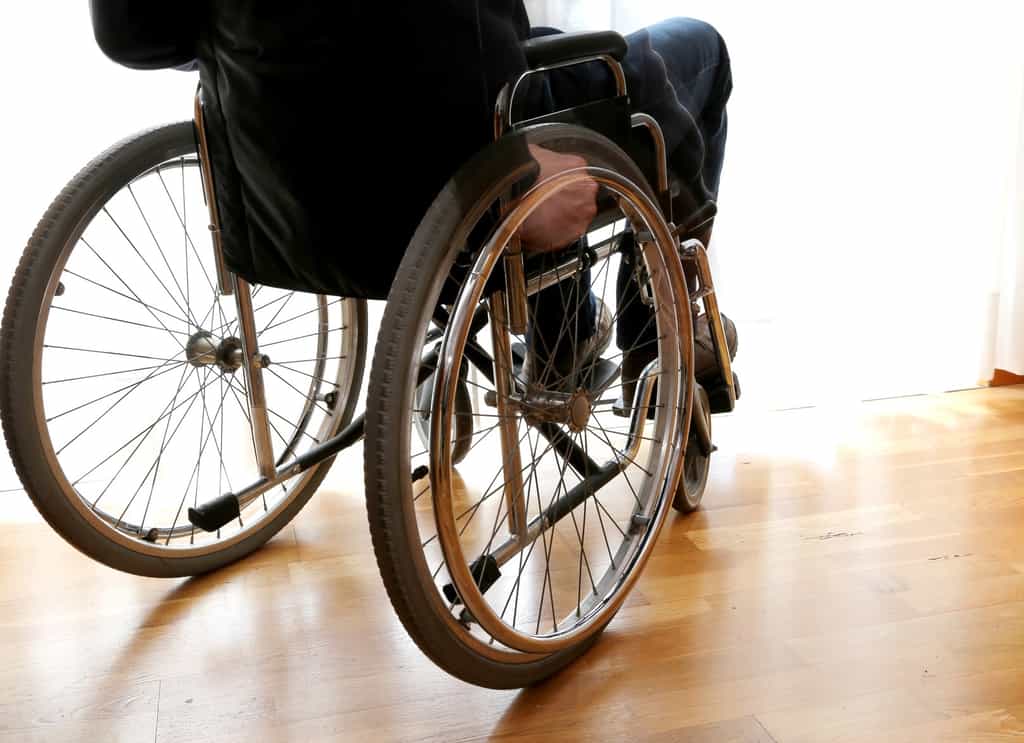 Les personnes atteintes de la maladie de Charcot présentent une dégénération des motoneurones. La plupart d'entre eux nécessite un fauteuil roulant pour se déplacer. © ChiccoDodieFC, Fotolia