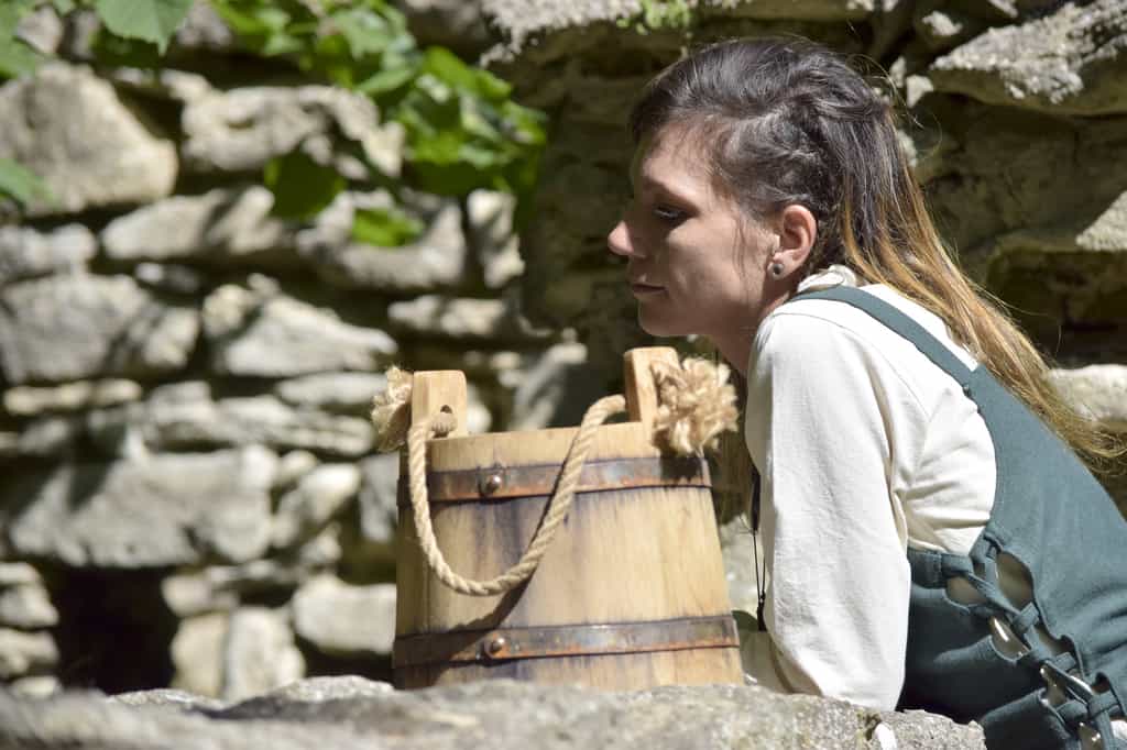 Au Moyen Âge,&nbsp;les jeunes filles restent auprès de leur famille et aident aux tâches ménagères et aux champs.&nbsp;© Sushi, fotola
