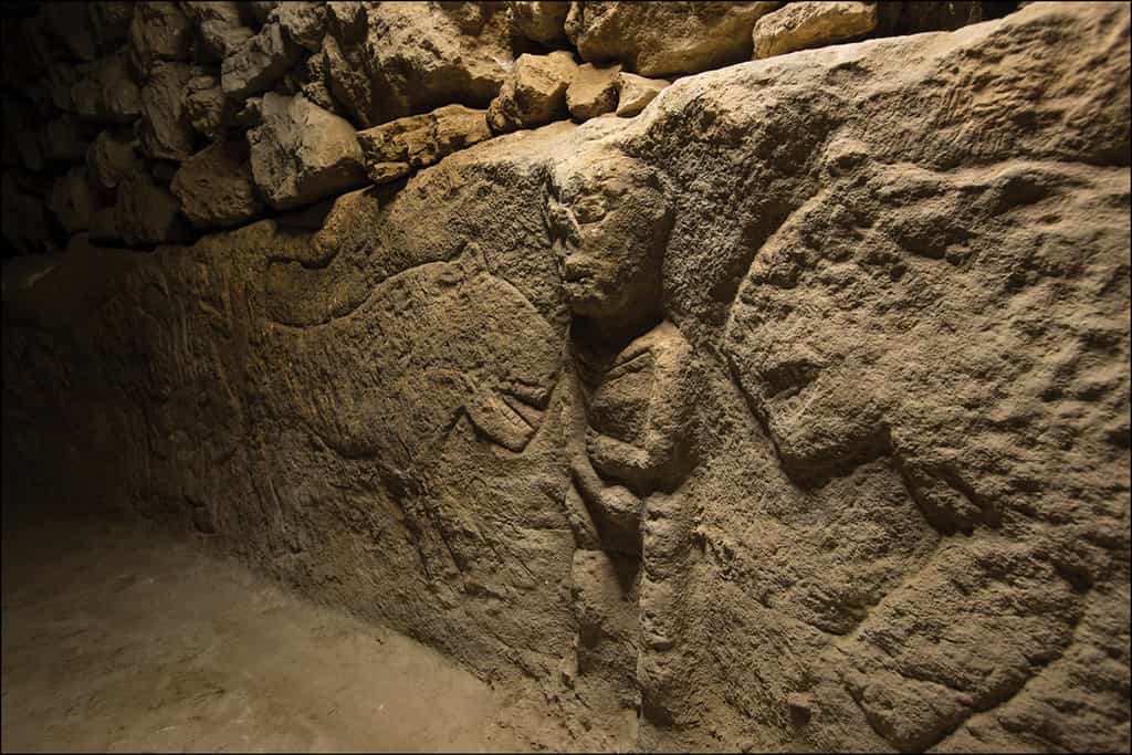 Figure sculptée néolithique représentant plusieurs scènes. © Article scientifique de la découverte Eylem Ozdogan et K. Akdemir, The Sayburç reliefs: a narrative scene from the Neolithic.