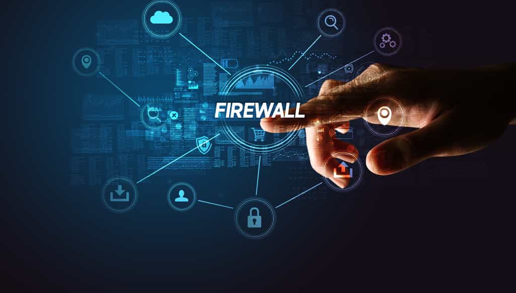 Exemple en images d'un firewall ("mur de feu") filtrant les échanges de données entre un ordinateur et Internet. Les connections en rouge sont refusées, alors que celle en verte est autorisée. © Adobe Stock, ra2 studio