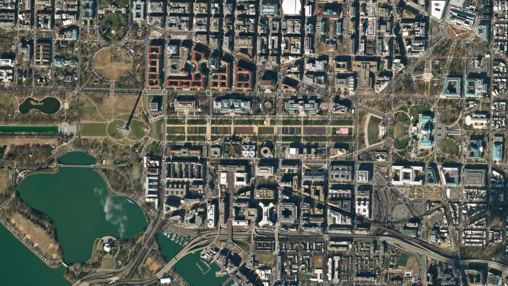 Vu depuis l'espace, le National Mall orné d'un « champ de drapeaux » pour la 59e cérémonie d'investiture présidentielle des États-Unis. © 2021 Planet Labs, Inc.