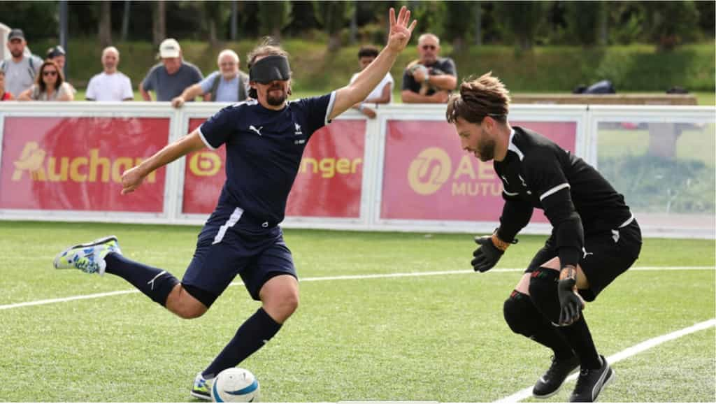 L'attaquant français Frédéric Villeroux tente de marquer contre le gardien français Alessandro Bartolomucci lors d'un entraînement public de l'équipe de France de football à 5 pour aveugles au stade Georges Carpentier à Lens, le 14 août 2024. © François Lo Presti, AFP