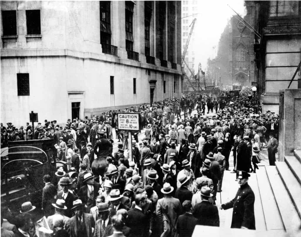 La foule panique dans le quartier de Wall Street à Manhattan en raison des transactions massives à la bourse de New York, le 24 octobre 1929. © Wikimedia Commons, domaine Public