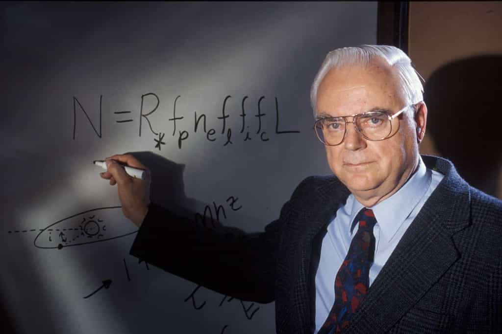 Frank Drake montrant son équation.&nbsp;© Seti Institute