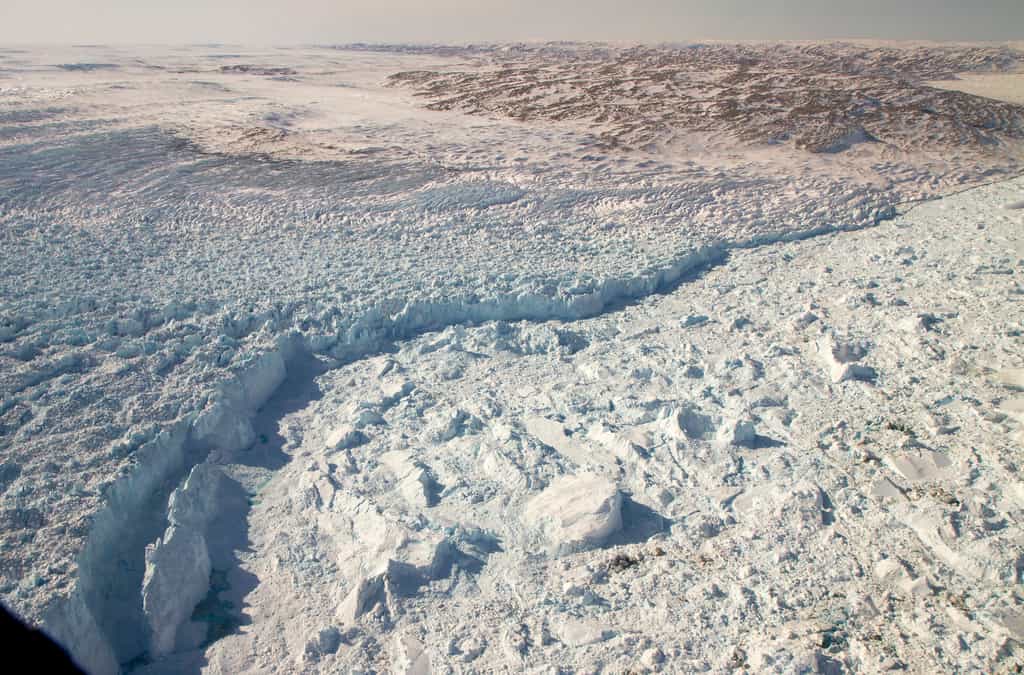 Visible sur cette photographie, le front du glacier groenlandais Jakobshavn Isbræ a reculé de 1 km en 2012… puis en 2013. D’ici la fin du siècle, les scientifiques s’attendent à un recul total de 50 km. © Nasa Goddard Photo and Video, Flickr, cc by 2.0