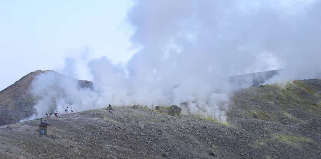 Des fumerolles composées en majorité de vapeur d'eau s'élèvent des bords du cratère de La Fossa sur l'île de Vulcano. © Laurent Sacco, Futura
