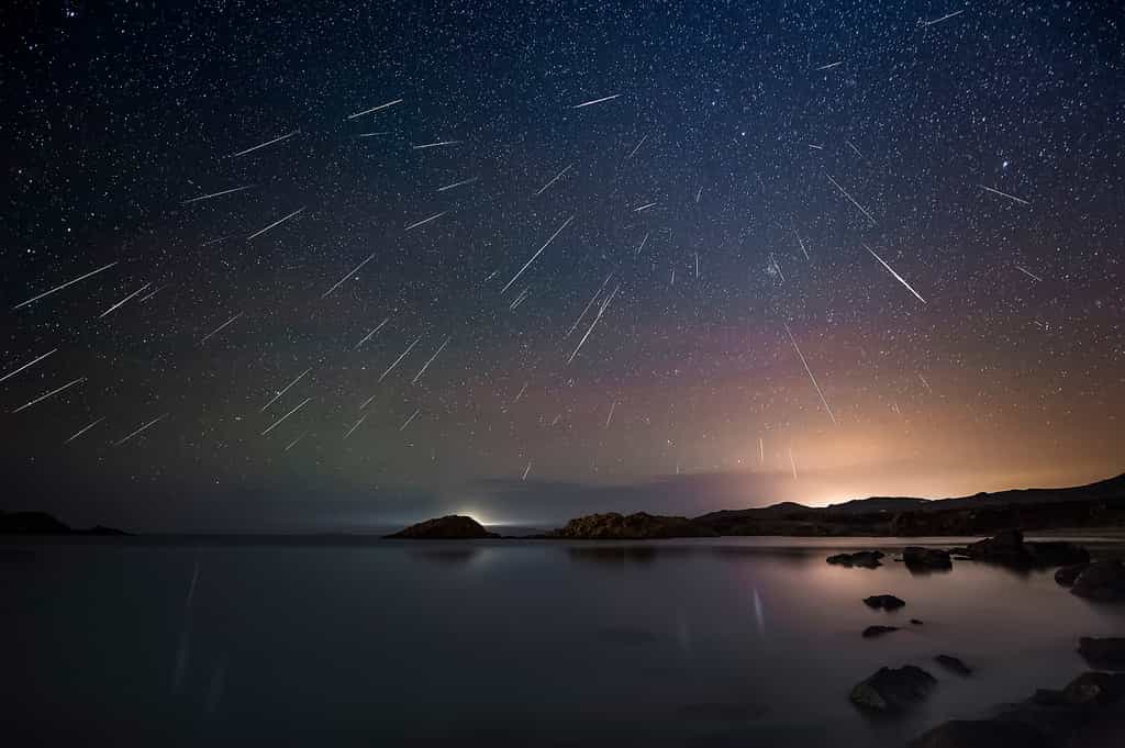 Photo composite de la pluie d’étoiles filantes des Géminides en 2015. © Photopills