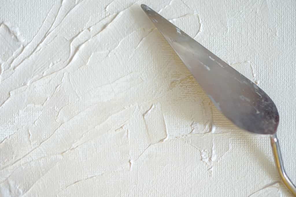 Le gesso est appliqué pour préparer la toile. Il peut être lisse ou texturé. © Mila.LifeReporters