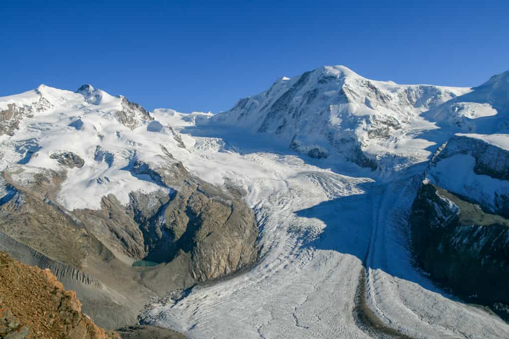 Le glacier du Cervin, comme ceux du reste des Alpes, connaît une fonte accélérée ces dernières années qui oblige les États limitrophes à revoir la définition de leur frontière. © Keerathi, Adobe Stock