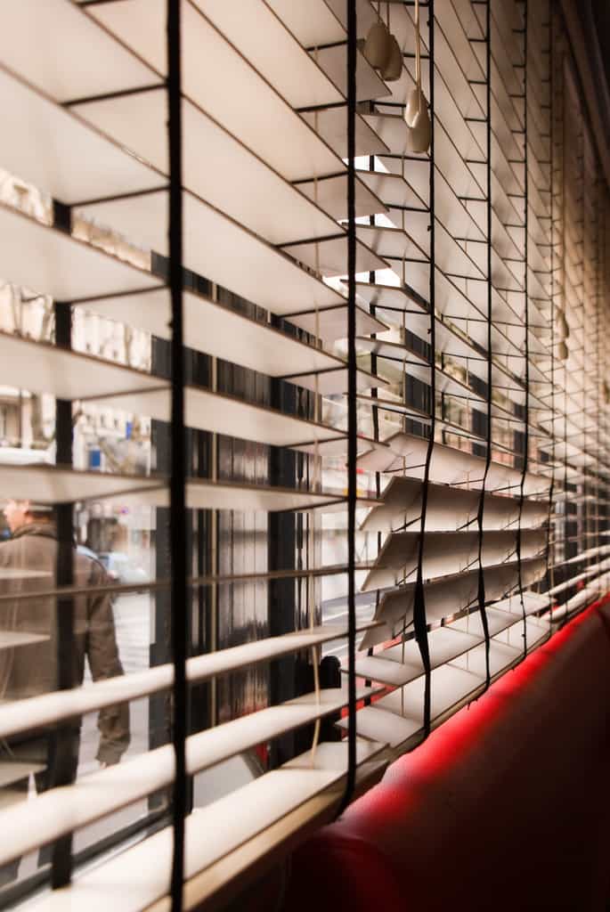 Un store comme celui-ci (vénitien) permet de protéger son habitation des rayons du soleil et des éventuels regards indiscrets.  © Eric Bézine, CC BY-NC 2.0, Flickr