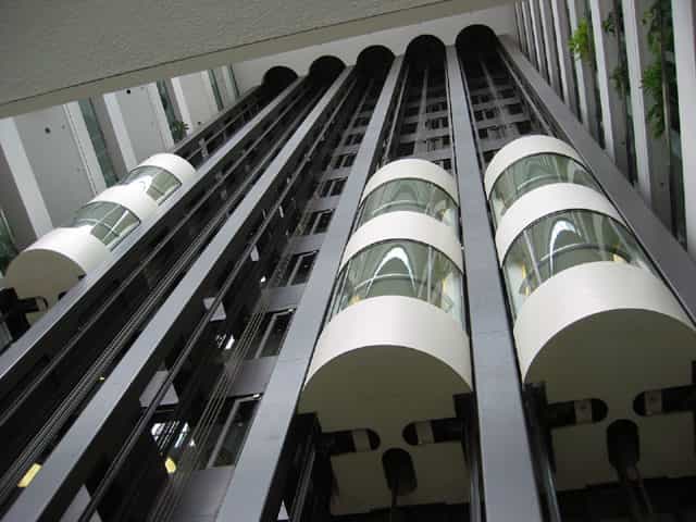 Elisha Graves Otis invente l'ascenseur et son système de retenue dans un building new-yorkais. L'ascenseur permet à des personnes, ou des objets, d'être déplacés rapidement par un système aujourd'hui automatique. © Peregrine981, CC BY-SA 3.0, Wikimédia Commons