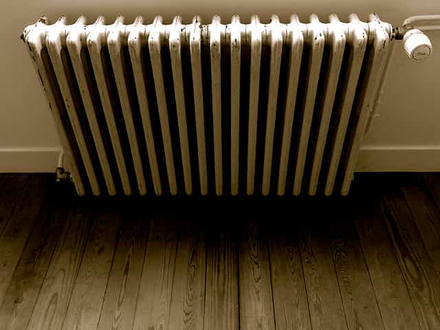 Le chauffage au gaz se propage dans l'appartement grâce à des radiateurs en fonte. © Nicolas Oisel, CC BY 2.0, Flickr