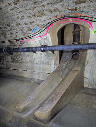 Le tuyau en fonte est très utilisé dans les canalisations souterraines.  © Esprit de sel, CC BY-ND 2.0, Flickr