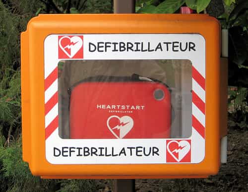 James Rand fabrique le premier défibrillateur manuel pour sauver un patient. L'appareil permet de synchroniser les battements du cœur lors d'un arrêt cardiaque grâce à des décharges électriques. © Giorgio Minguzzi, CC BY 2.0, Flickr
