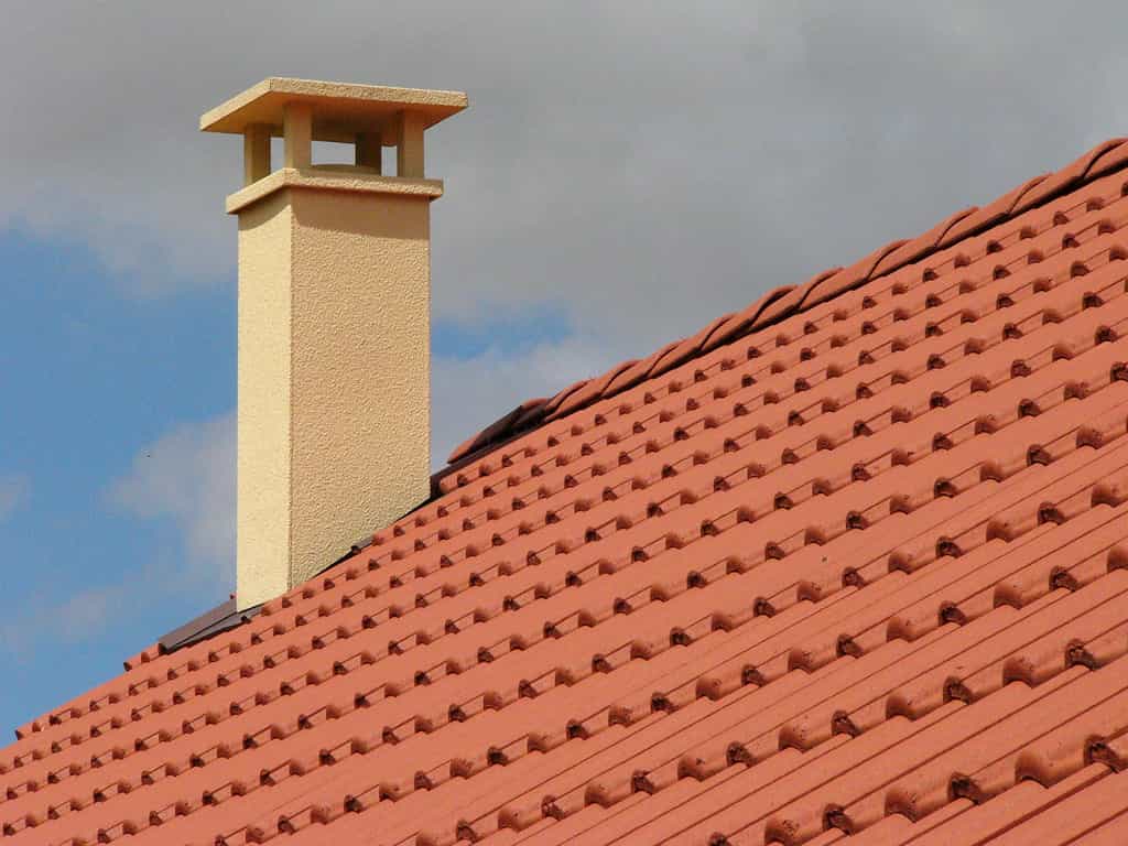 L'alèze est un élément en métal qui permet de faire une jonction entre le toit et la souche de la cheminée. © zigazou76, CC BY 2.0, Flickr