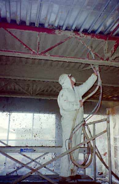 Pulvérisation d'un plâtre ignifuge pour protéger une structure en acier. © Achim Hering, Domaine public, Wikimedia Commons