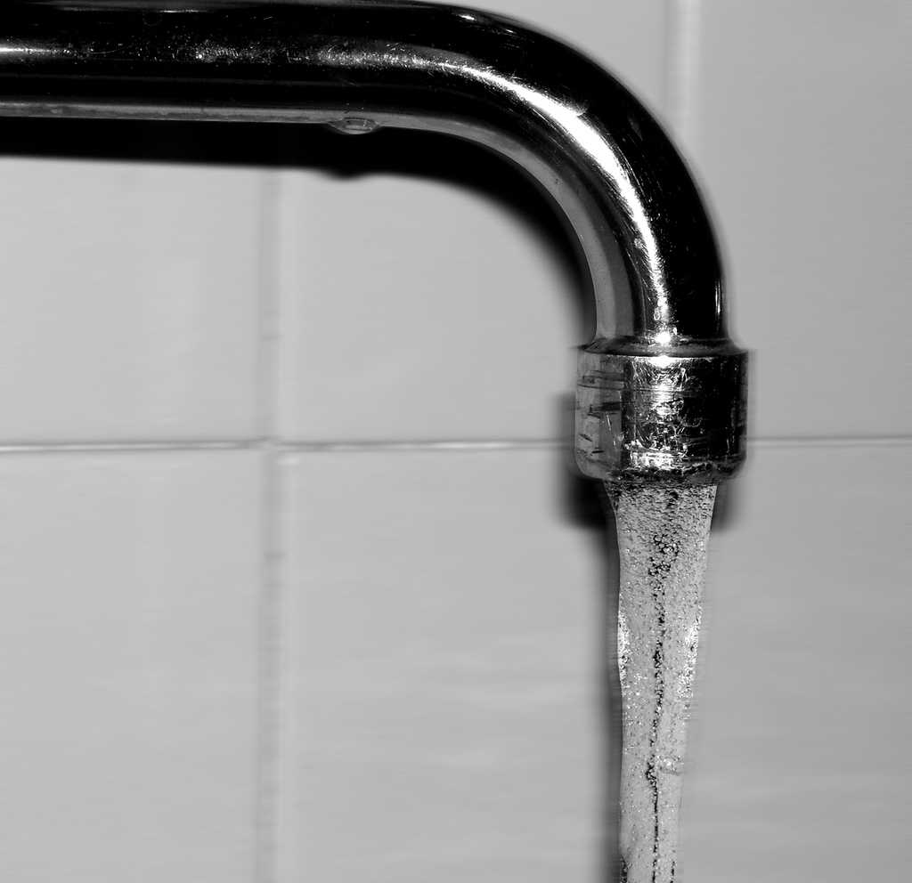 La robinetterie englobe tous les éléments qui permettent de faire transiter l'eau (ou du gaz) jusqu'au robinet. © Cristina Palmarini, CC BY-NC-ND 2.0, Flickr