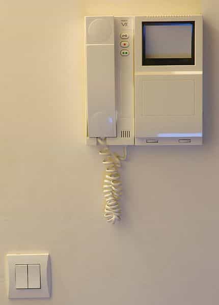 Un interphone équipé d'un écran vidéo pour usage domestique. © Nono365, CC BY-SA 3.0, Wikimedia Commons