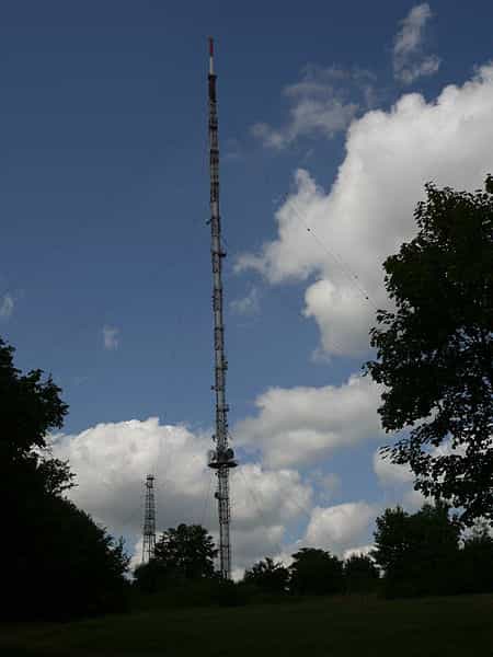Une antenne hertzienne émet et reçoit des ondes électromagnétiques. © alainalele, CC BY-SA 3.0, Wikimedia Commons