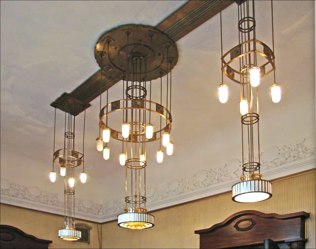 Un luminaire peut être suspendu au plafond, comme ici, et sert à éclairer une pièce. © Dalbera, CC BY 2.0, FlickR