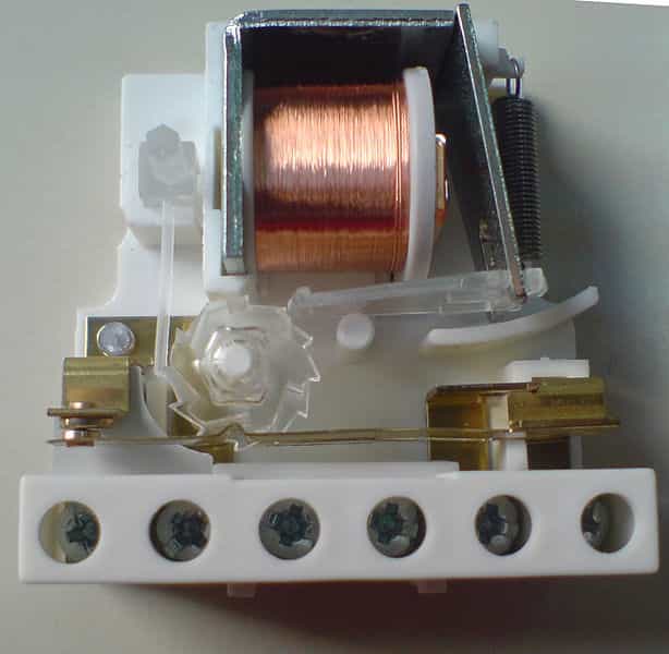 Le télérupteur  fonctionne via un champ magnétique créé par une bobine. © Magnus Manske, domaine public, Wikimedia Commons
