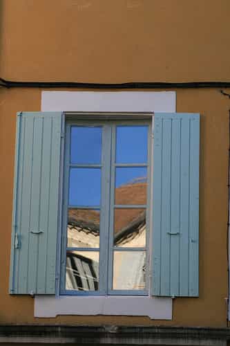 La fenêtre à l'anglaise comporte un ou deux battants verticaux s'ouvrant vers l'extérieur. © Jean-Louis Zimmermann, CC BY-SA 2.0, Flickr