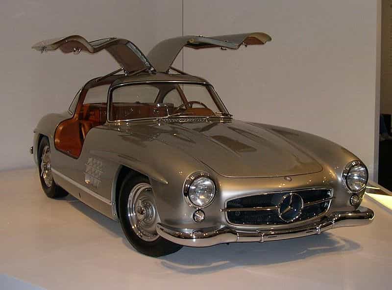 L'automobile est construite la première fois par Carl Benz qui crée sa propre entreprise, Benz, rattachée plus tard à sa compatriote Mercedes. © Ralph Lauren Collection/Boston Museum of Fine Arts, CC BY-SA 3.0, Wikimédia Commons