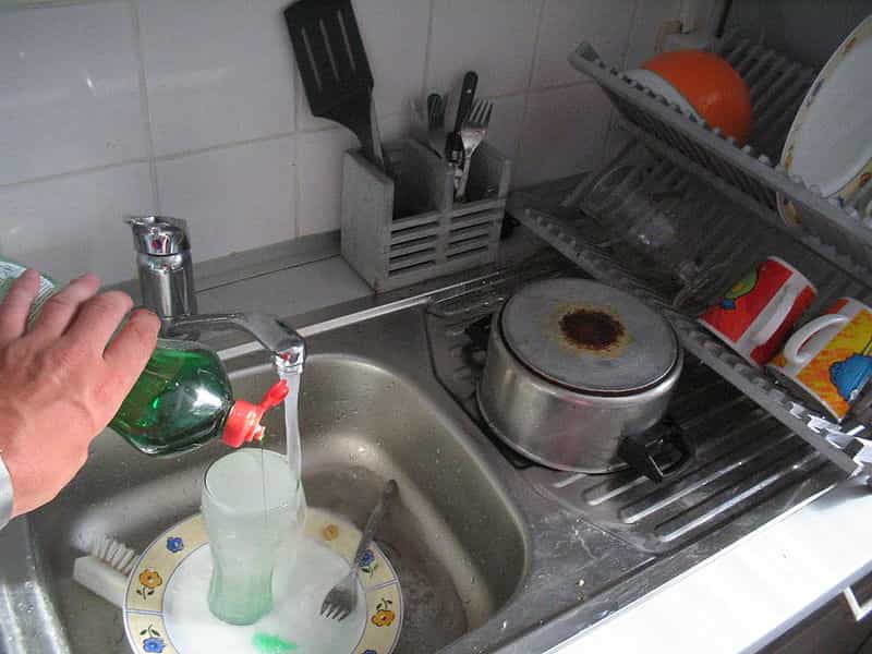 L'évier sert à nettoyer la vaisselle et à la faire sécher sur son socle, le plan de travail. © Mortadelo2005, CC BY-SA 3.0, Wikimedia Commons