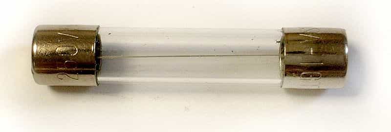 Un fusible américain cylindrique de 6,3 x 32 millimètres. © Haragayato, CC BY-SA 3.0, Wikimedia Commons