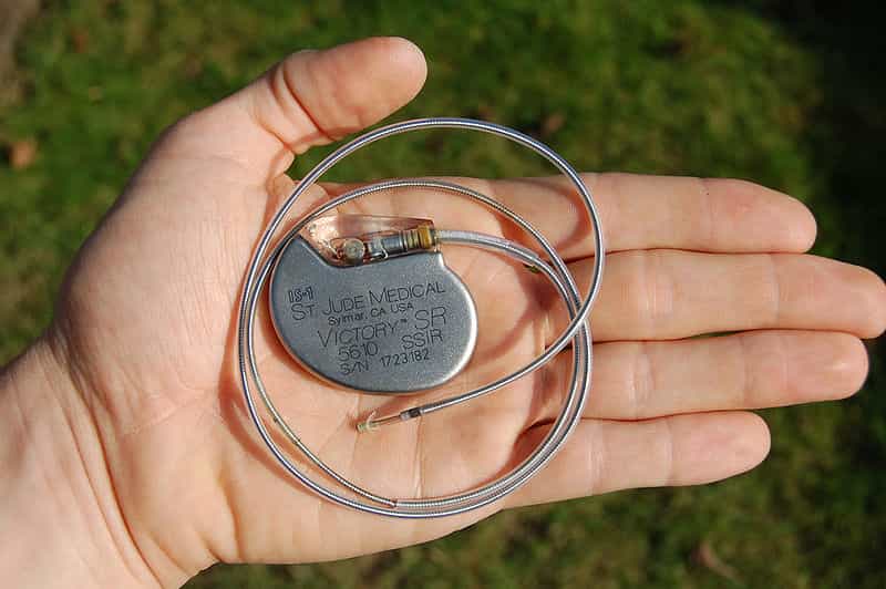 L'ingénieur John Hopps conçoit le premier stimulateur cardiaque. Le pacemaker envoie une impulsion électrique afin de faire battre le cœur à un rythme régulier. ©&nbsp;Steven Fruitsmaak, CC BY-3.0, Wikimedia Commons