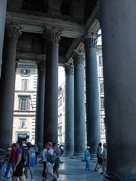 Un portique est un élément d'architecture qui précède un édifice. Ici le portique du Panthéon de Rome. © Adam Carr, CC BY SA 3.0, Wikipedia Commons