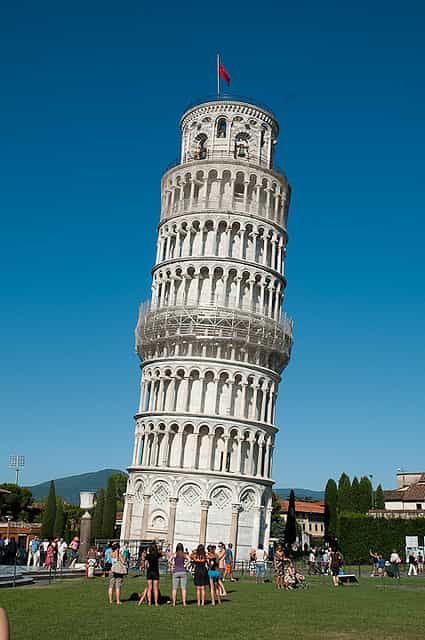 L’inclinaison célèbre de la tour de Pise est due à un affaissement du terrain marneux sur lequel elle est construite. © Sébastien Donato CC by-nc-sa 2.0