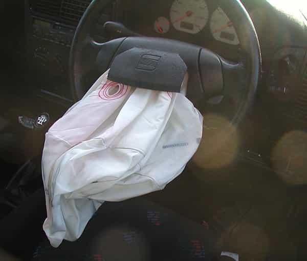 Allen Breed, spécialiste de la sécurité, conçoit le premier airbag au sein de sa société. L'airbag est le plus souvent utilisé dans l'automobile afin de protéger les passagers et le conducteur d'un impact. © Lupin, Domaine public, Wikimédia Commons