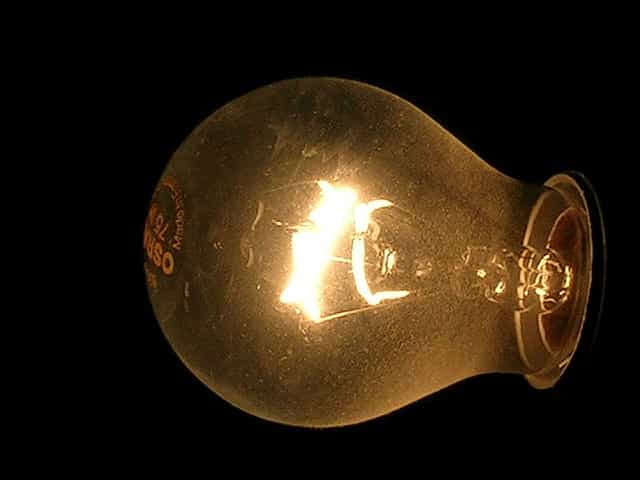 Ampoule dont le filament est incandescent. © Doozzle CC by-nc 2.0