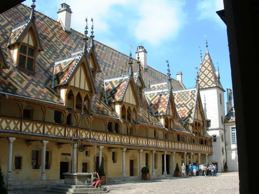 La toiture recouvre les toits, parfois en y ajoutant une touche décorative. © Jan Sokol, CC BY-SA 3.0, Wikimedia Commons