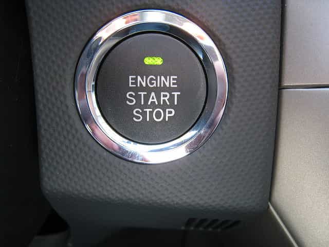 Le bouton du mode Stop & Start d’une Toyota Auris. © Stefanos Kofopoulos CC by-sa 2.0