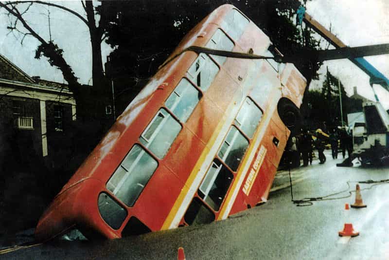 Ce bus impérial a été victime d’un phénomène local de subsidence le 3 mars 1988 à Norswick (Royaume-Uni) lorsqu’une des galeries d’une mine datant de XXIe siècle s’est effondrée. © mira66, Wikimedia common, CC by 2.0