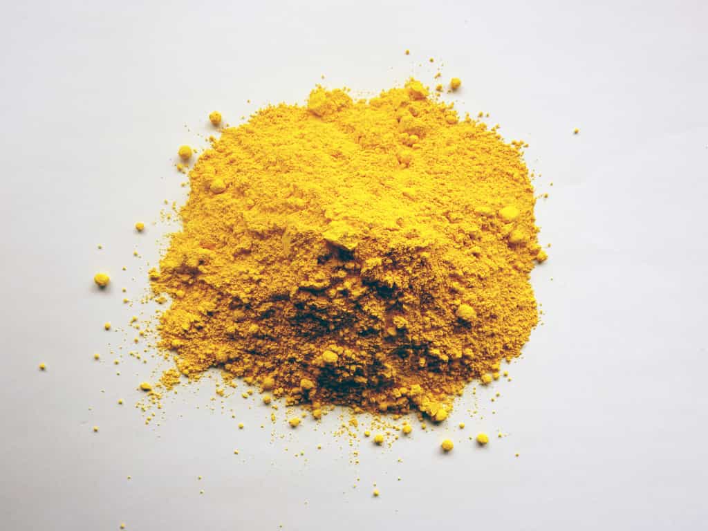 À l’état solide, l’acide picrique se présente sous forme de cristaux jaunes très explosifs. © giniebb, Fotolia