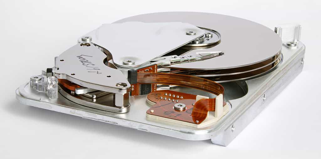Vue de l’intérieur d’un disque dur.  © Eric Gaba, Wikimedia Commons