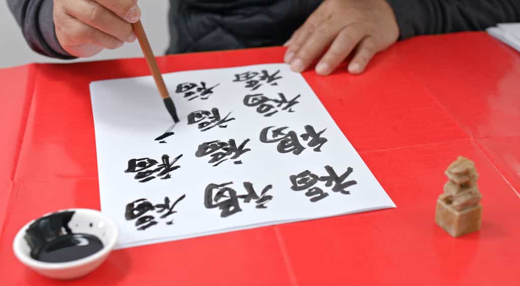 La calligraphie est l’art de dessiner les lettres. © leungchopan, Adobe Stock