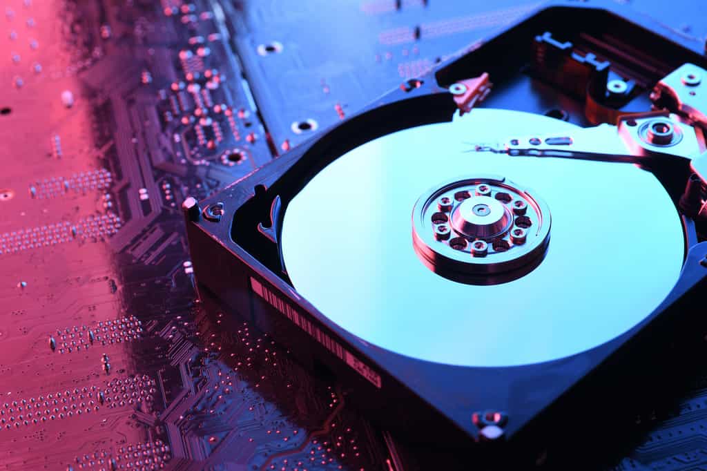 Dans un disque dur, le disque magnétique sert de support aux stockage des données. © Ivan, Adobe Stock