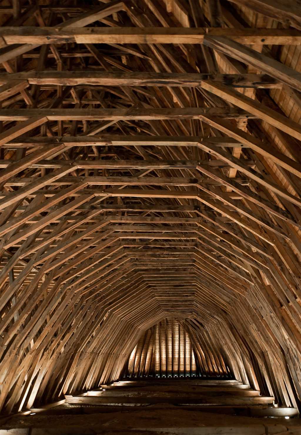 La charpente de cette église en bois de cœur est une structure de poteaux et de poutres particulièrement impressionnante. © Myrabella, CC by-sa 3.0, Wikimedia Commons