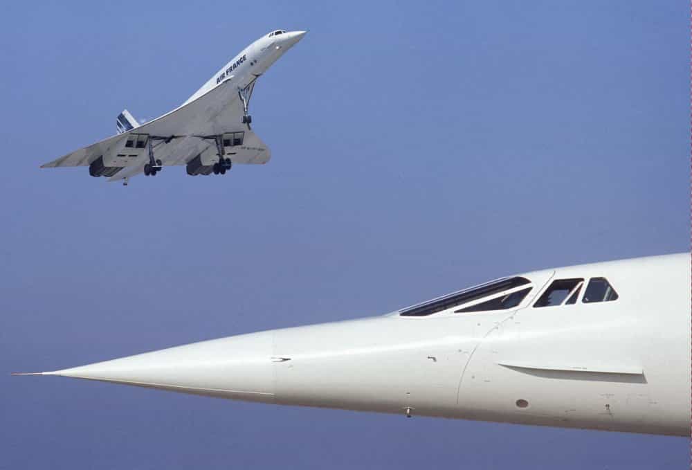 Un Concorde d'Air France au décollage, et, au premier plan, le nez d'un autre appareil, en position relevée, c'est-à-dire la configuration croisière. © Ph. Delafosse