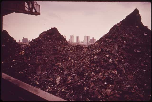 Barge de déchets d’incinération destinés à l’immersion (New York, 1973). © Arthur Tress / U.S. National Archives