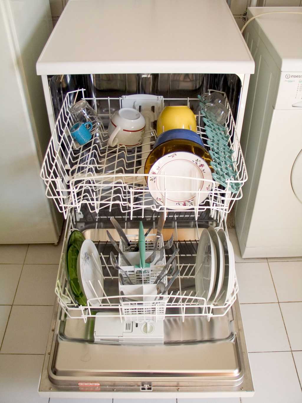 Le lave-vaisselle consomme seulement 13 litres d'eau contre 18 litres si l'on désire laver la même quantité de vaisselle à la main. © Carlos Paes, CC BY-SA 3.0, Wikimédia Commons