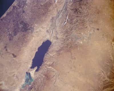 Image satellite de la mer Morte. Ce lac salé est partagé entre la Jordanie, Israël et la Palestine. Extrêmement salé et donc extrêmement dense, il facilite la flottaison, pour le plaisir de nombreux touristes. © Nasa, DPa, DP