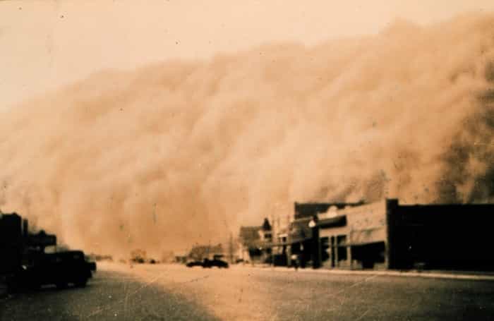 Le Dust Bowl en action : une tempête de poussière s’approche de Stratford au Texas (1935). © NOAA George E. Marsh Album