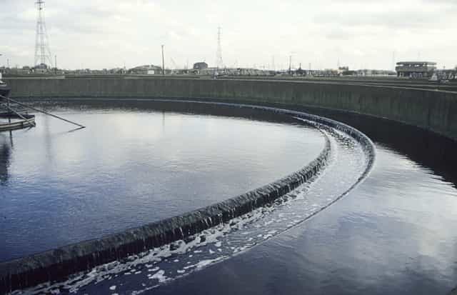 Épuration des eaux usées produisant des boues biologiques. © John Rostron, Geograph CC by-sa 2.0