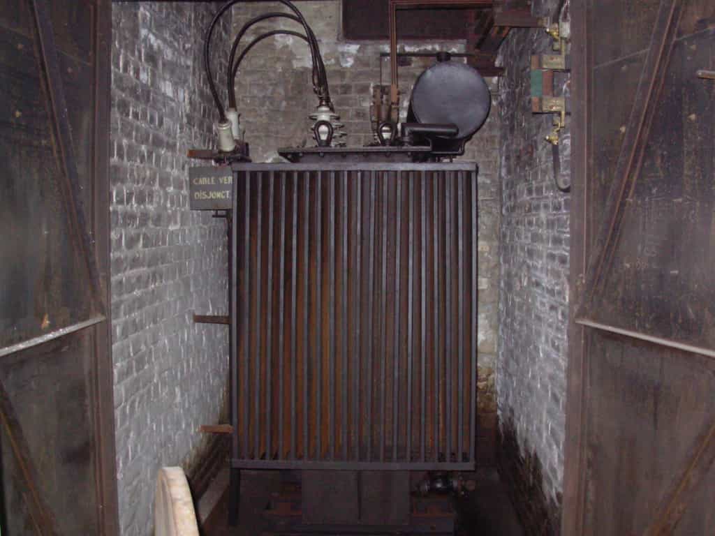 Le transformateur de sécurité garantit une très basse tension. © Elfix, WTF Public License, Wikimedia Commons