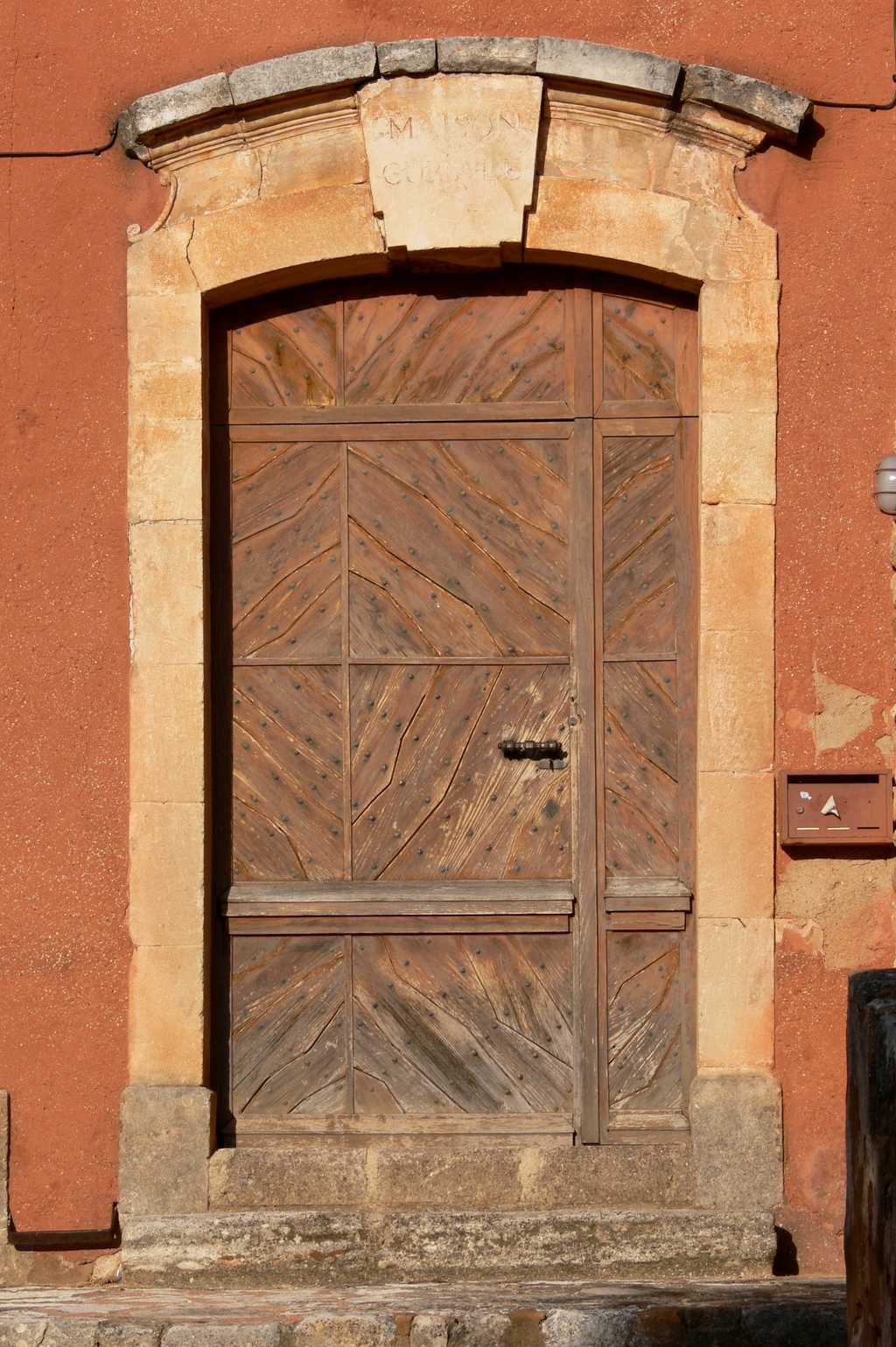 Une porte bâtarde est une porte de taille&nbsp;intermédiaire. Ici une porte bâtarde à double vantaux inégaux. © Goletto, CC BY SA 2.5, Wikipedia Commons